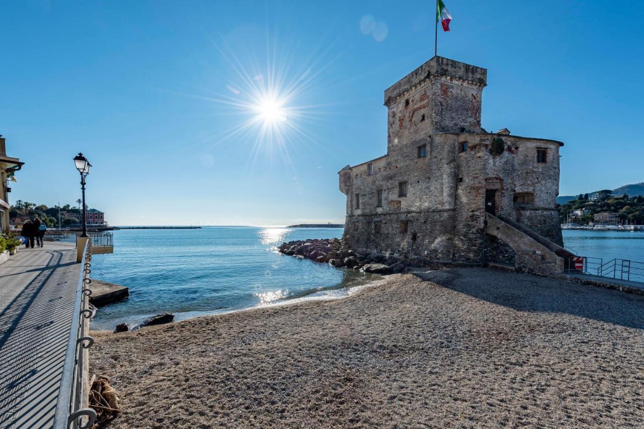 Mazzini 12 Very Central Apartment With Private Garage, Air Conditioning, Wifi, Just 50 Meters From The Beach Rapallo Bagian luar foto